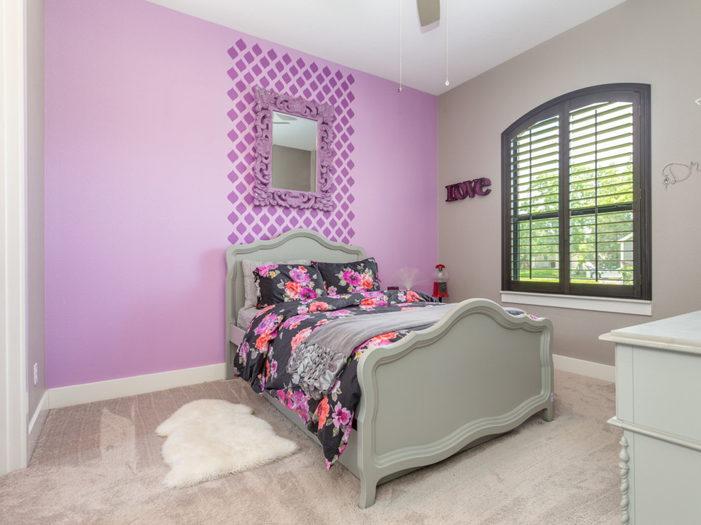 ヒューストンにある広いトラディショナルスタイルのおしゃれな客用寝室 (紫の壁、カーペット敷き、ベージュの床) のインテリア