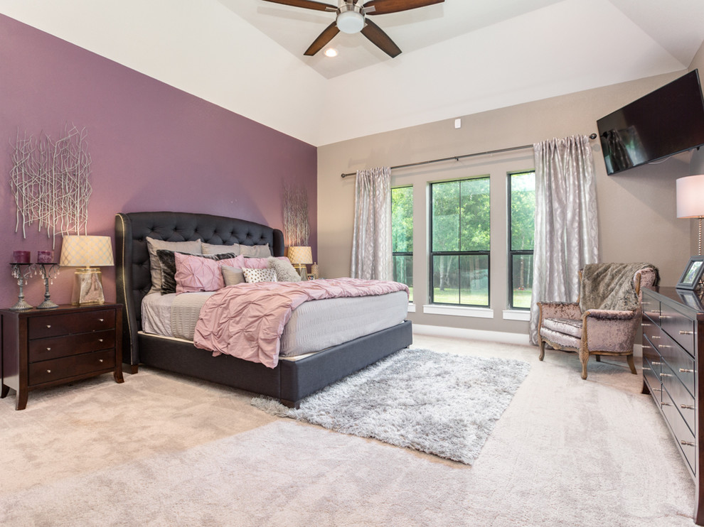 Diseño de dormitorio principal clásico grande con paredes púrpuras, moqueta y suelo beige