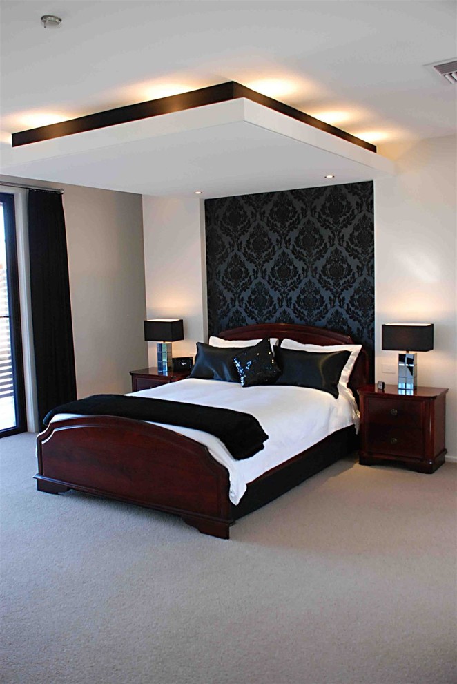 Ejemplo de dormitorio principal actual de tamaño medio sin chimenea con paredes blancas y moqueta