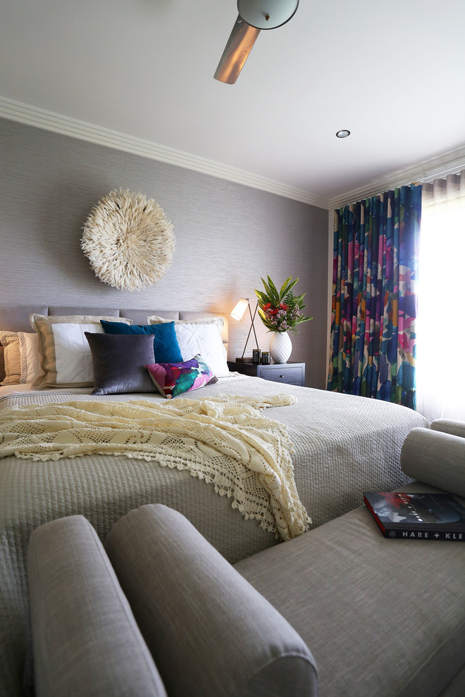 Inspiration pour une chambre grise et rose design de taille moyenne avec un mur beige et aucune cheminée.