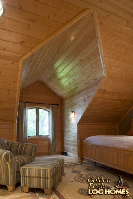 На фото: большая спальня в стиле рустика с коричневыми стенами