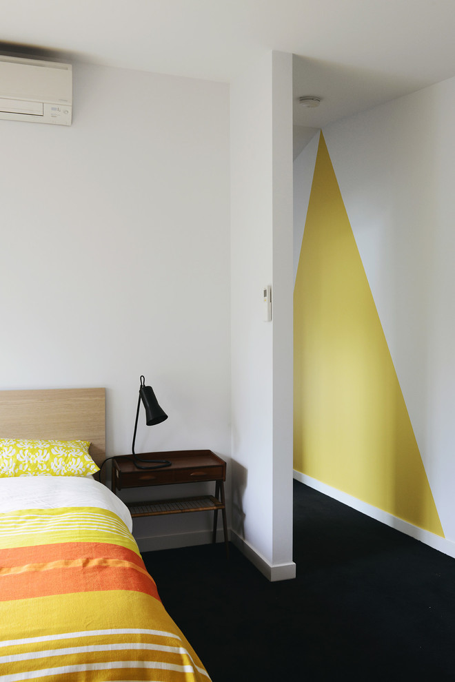 Esempio di una camera da letto scandinava con pareti bianche e moquette