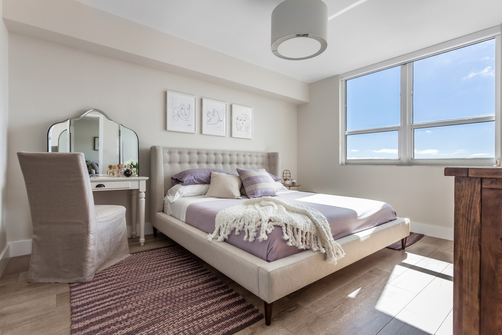 Diseño de dormitorio principal clásico renovado con paredes beige, suelo laminado y suelo beige