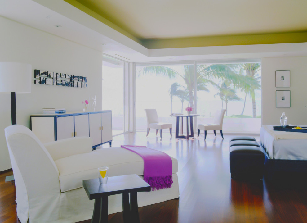 広いコンテンポラリースタイルのおしゃれな主寝室 (白い壁、無垢フローリング、茶色い床) のレイアウト