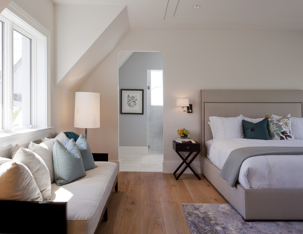 Пример оригинального дизайна: хозяйская спальня среднего размера в стиле неоклассика (современная классика) с белыми стенами и паркетным полом среднего тона