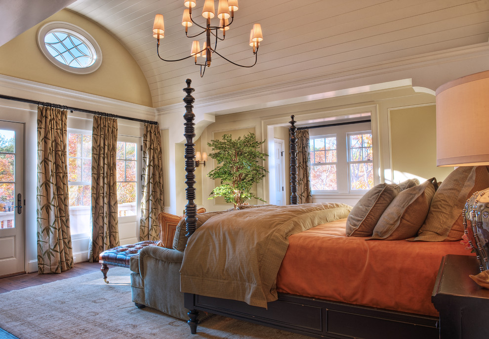 Diseño de dormitorio principal tradicional de tamaño medio con paredes beige, suelo de madera oscura y suelo marrón