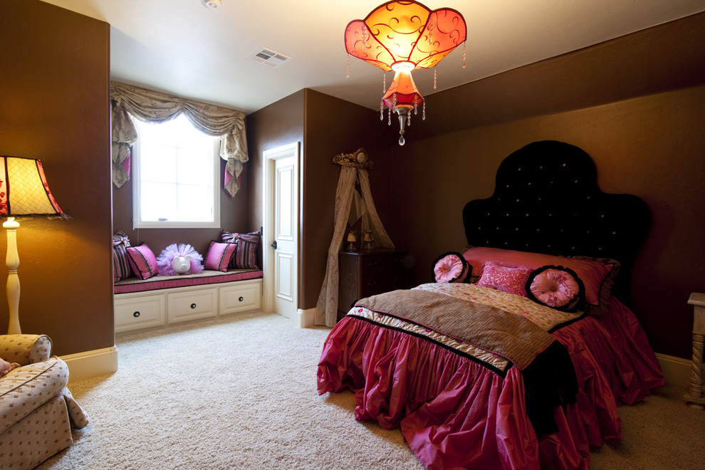 Cette photo montre une chambre avec moquette chic avec un mur marron.