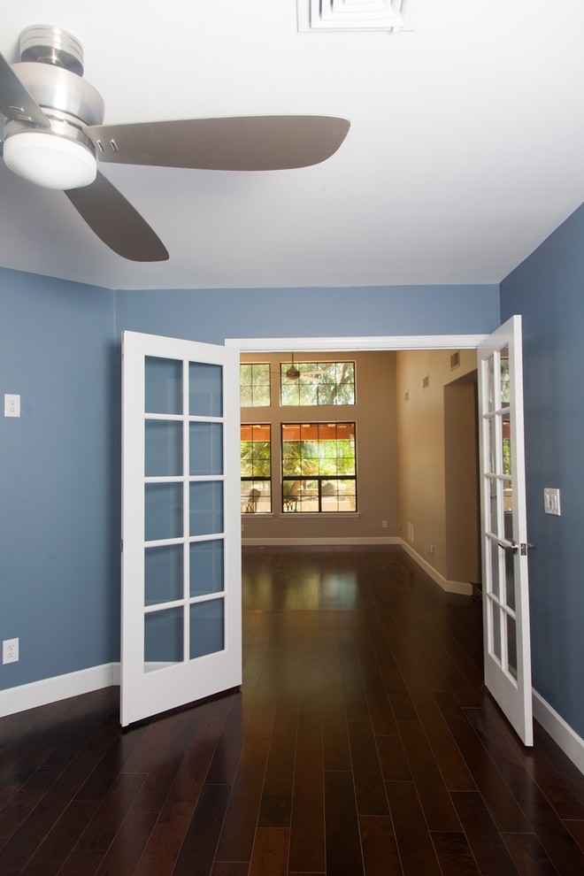 Idéer för att renovera ett mellanstort vintage gästrum, med blå väggar och mörkt trägolv