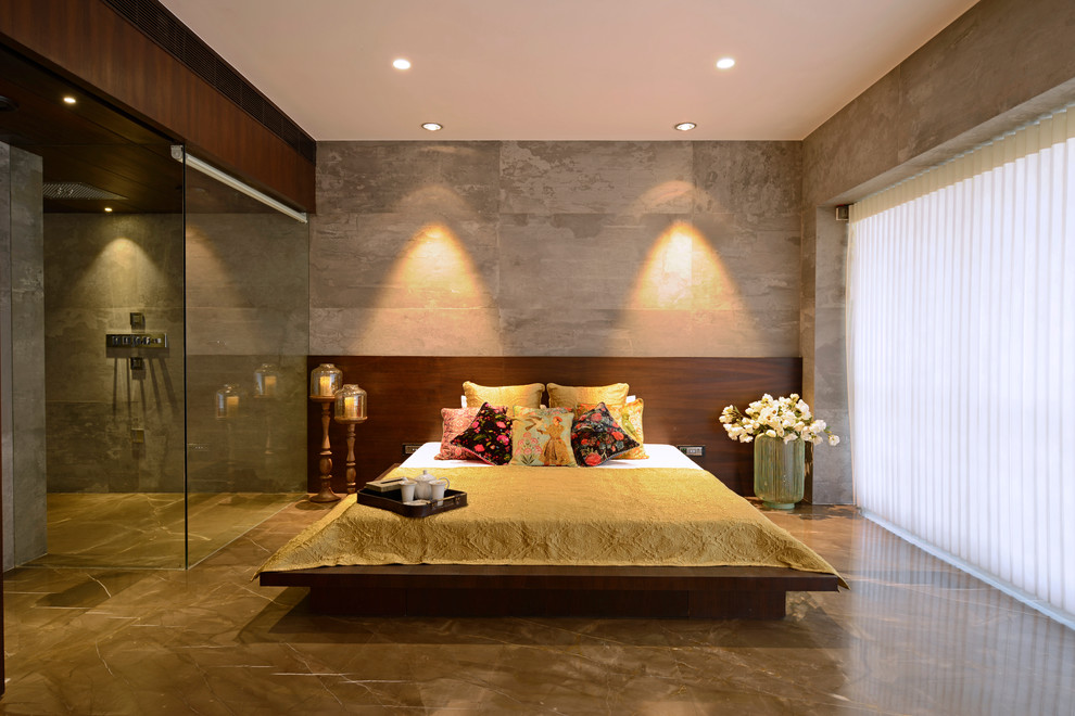 ムンバイにあるコンテンポラリースタイルのおしゃれな主寝室 (マルチカラーの壁、茶色い床、グレーとブラウン) のインテリア