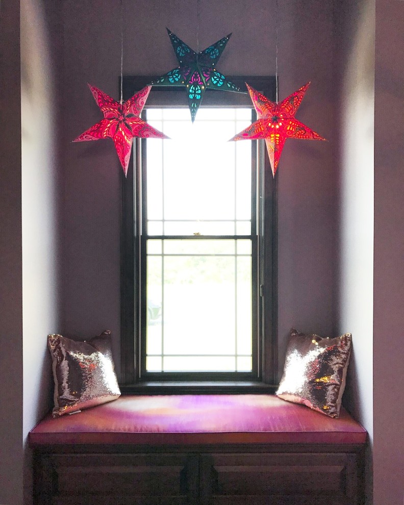 Стильный дизайн: большая спальня в стиле неоклассика (современная классика) с фиолетовыми стенами, ковровым покрытием и серым полом - последний тренд