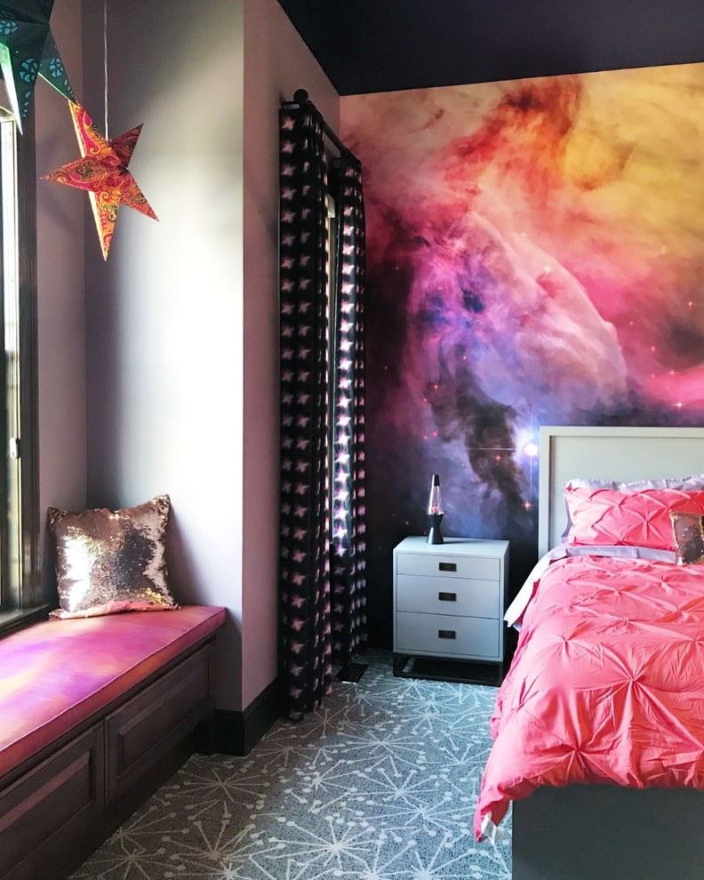 Источник вдохновения для домашнего уюта: большая спальня в стиле неоклассика (современная классика) с фиолетовыми стенами, ковровым покрытием и серым полом