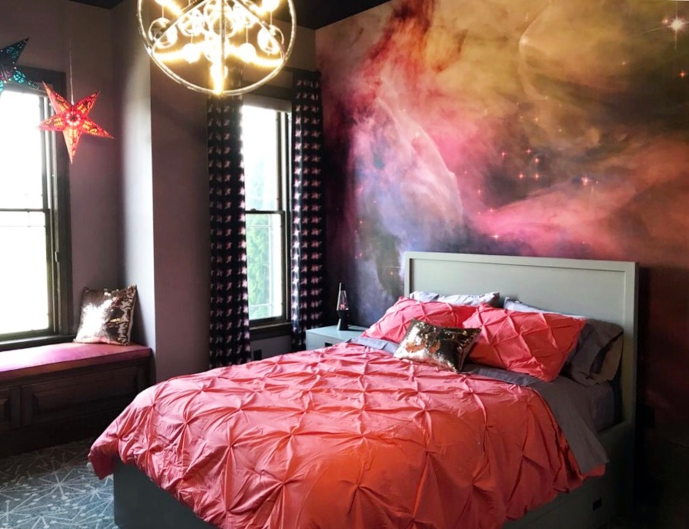 Свежая идея для дизайна: большая спальня в стиле неоклассика (современная классика) с фиолетовыми стенами, ковровым покрытием и серым полом - отличное фото интерьера