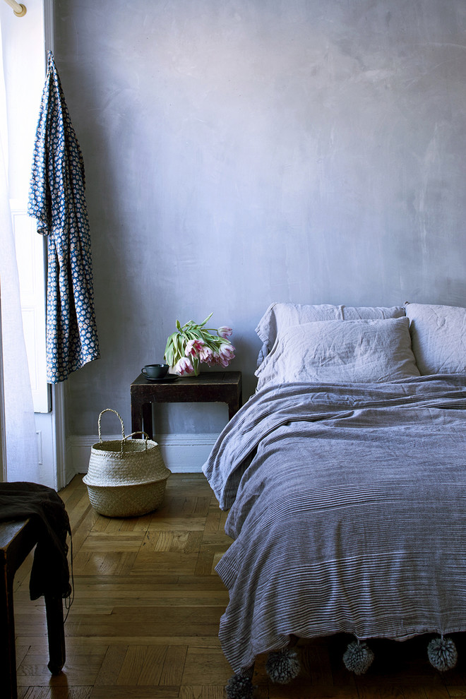 Kleines Country Hauptschlafzimmer mit grauer Wandfarbe, braunem Boden und braunem Holzboden in New York