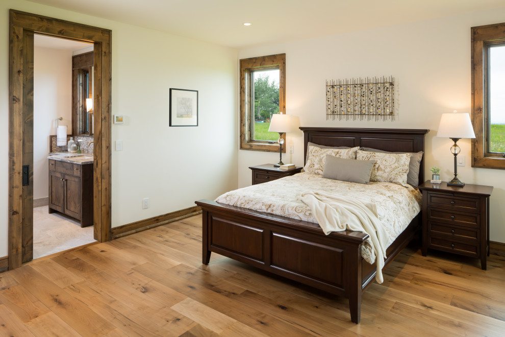 Стильный дизайн: гостевая спальня среднего размера, (комната для гостей) в стиле неоклассика (современная классика) с белыми стенами, паркетным полом среднего тона и коричневым полом - последний тренд