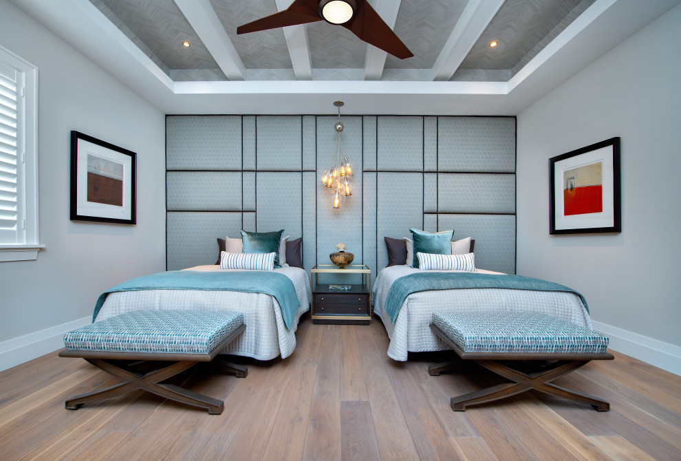 Mediterranes Gästezimmer ohne Kamin mit grauer Wandfarbe, braunem Holzboden, freigelegten Dachbalken und Wandpaneelen in Miami