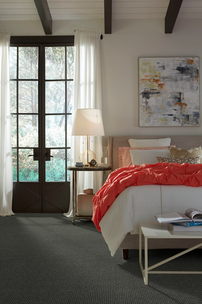 Modelo de dormitorio principal clásico renovado de tamaño medio sin chimenea con paredes blancas, moqueta y suelo gris
