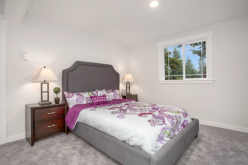Design ideas for a classic guest bedroom in Seattle with beige walls, carpet and grey floors.