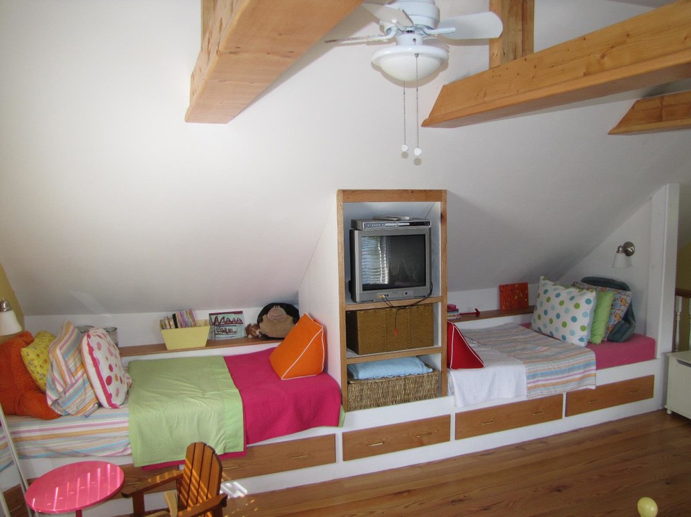 Imagen de dormitorio tipo loft tradicional renovado de tamaño medio con paredes blancas y suelo de madera clara