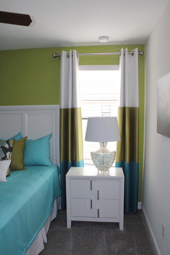Foto di una camera degli ospiti design di medie dimensioni con pareti verdi, moquette, nessun camino e pavimento grigio
