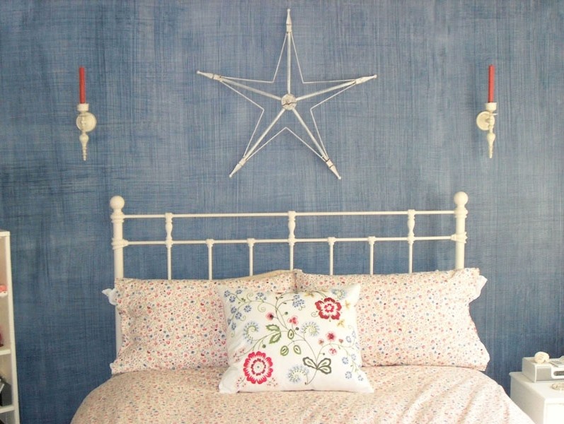 Idée de décoration pour une chambre style shabby chic avec un mur bleu.