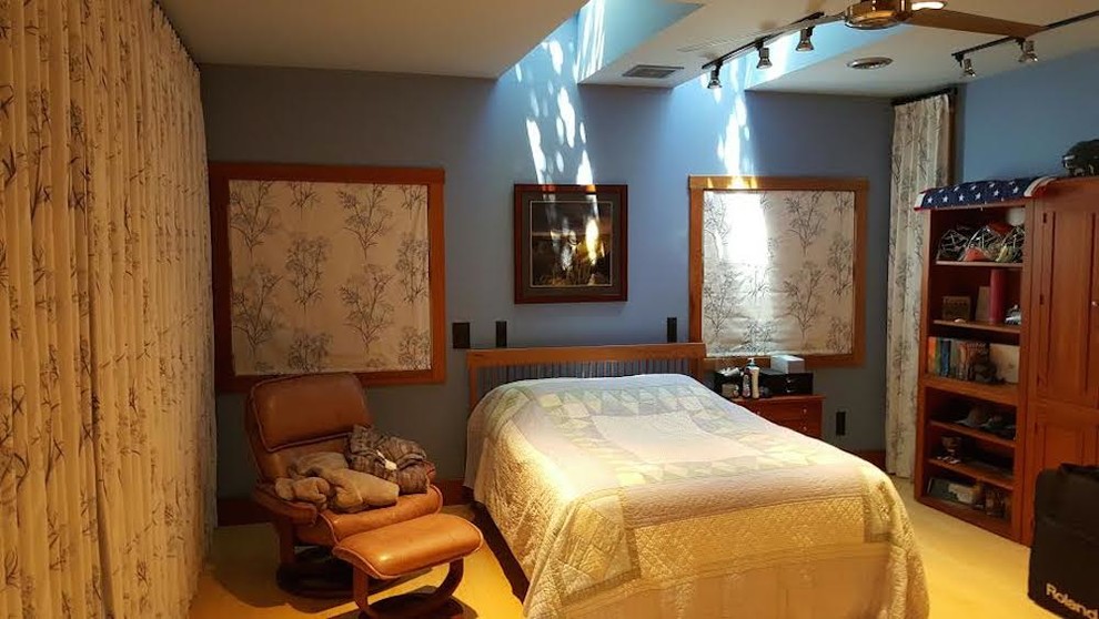 Diseño de habitación de invitados clásica de tamaño medio sin chimenea con paredes azules, suelo beige y suelo de piedra caliza
