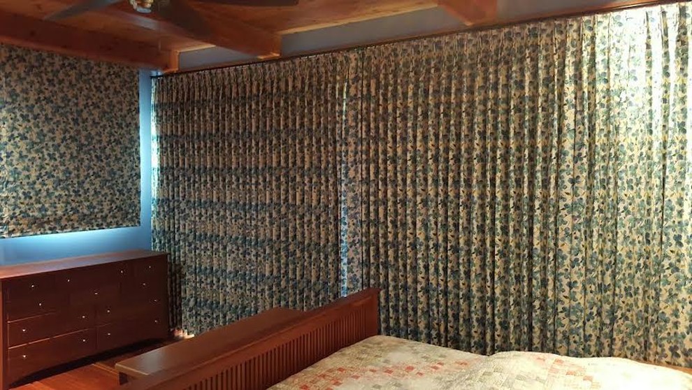 Großes Klassisches Hauptschlafzimmer ohne Kamin mit blauer Wandfarbe, braunem Holzboden und braunem Boden in Sonstige
