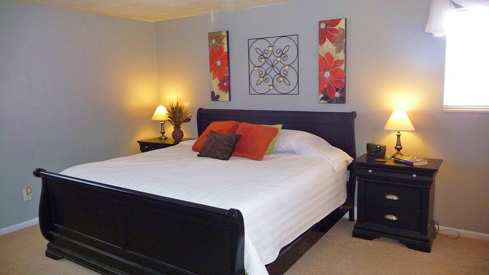 Esempio di una piccola camera degli ospiti tradizionale con pareti viola e moquette