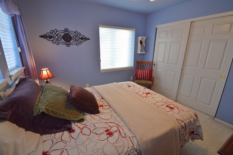 Foto de habitación de invitados tradicional renovada pequeña con paredes púrpuras y moqueta