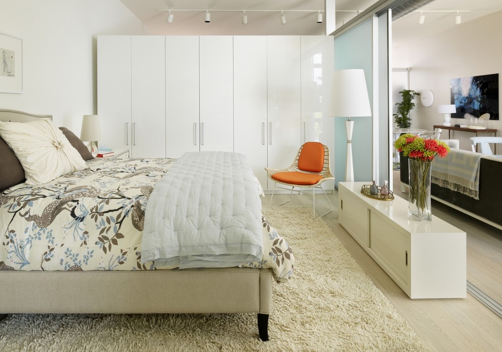 Пример оригинального дизайна: спальня в стиле лофт с белыми стенами и светлым паркетным полом