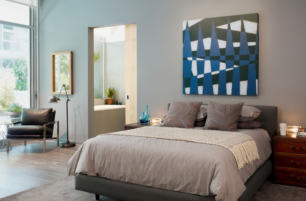 Свежая идея для дизайна: спальня в стиле лофт с серыми стенами - отличное фото интерьера