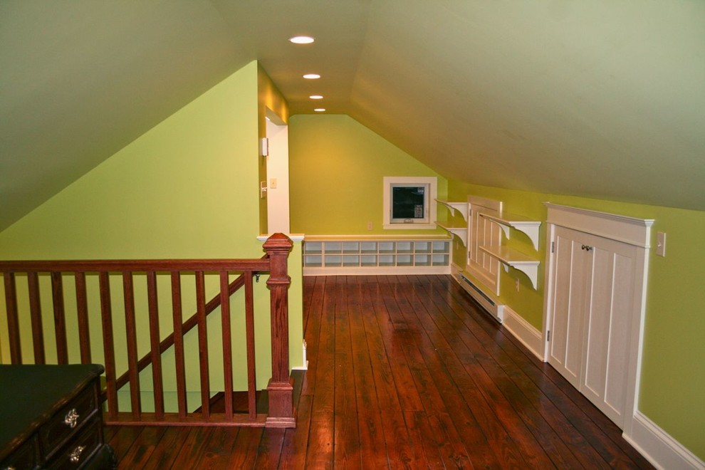 Свежая идея для дизайна: гостевая спальня среднего размера, (комната для гостей) на мансарде в стиле фьюжн с зелеными стенами, темным паркетным полом и коричневым полом без камина - отличное фото интерьера