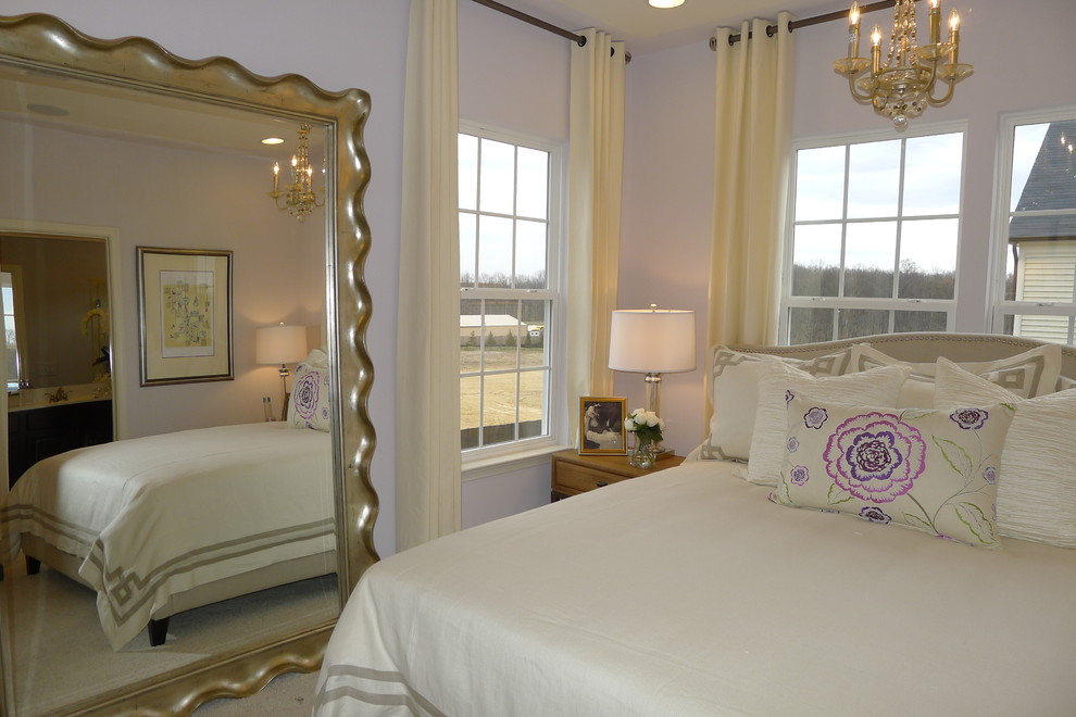 Foto di una camera da letto minimalista con pareti viola