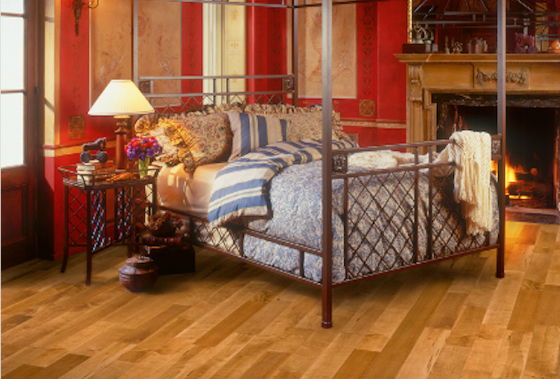 Esempio di una camera matrimoniale design di medie dimensioni con pareti rosse, parquet chiaro, camino classico, cornice del camino in legno e pavimento beige