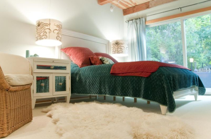 На фото: большая хозяйская спальня в классическом стиле с белыми стенами, ковровым покрытием и белым полом без камина