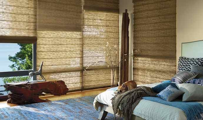 Diseño de dormitorio principal de estilo americano de tamaño medio sin chimenea con paredes marrones, suelo de madera en tonos medios y suelo marrón
