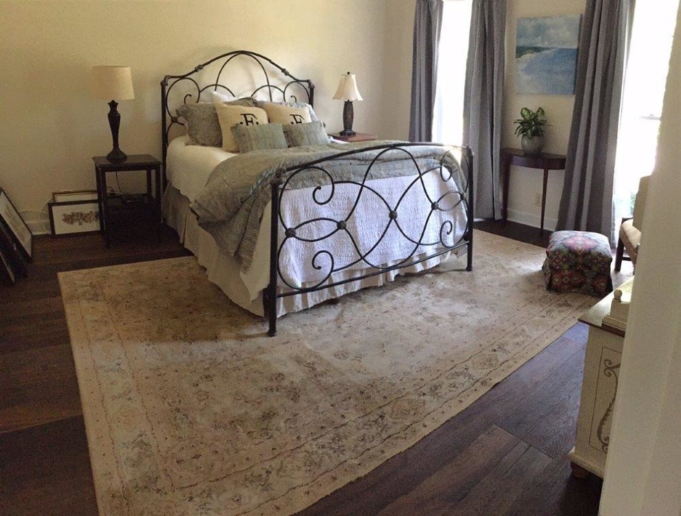 Inspiration för ett mellanstort vintage sovrum, med beige väggar och mörkt trägolv