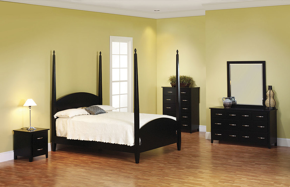Ejemplo de dormitorio principal de estilo americano de tamaño medio con paredes amarillas y suelo de madera clara