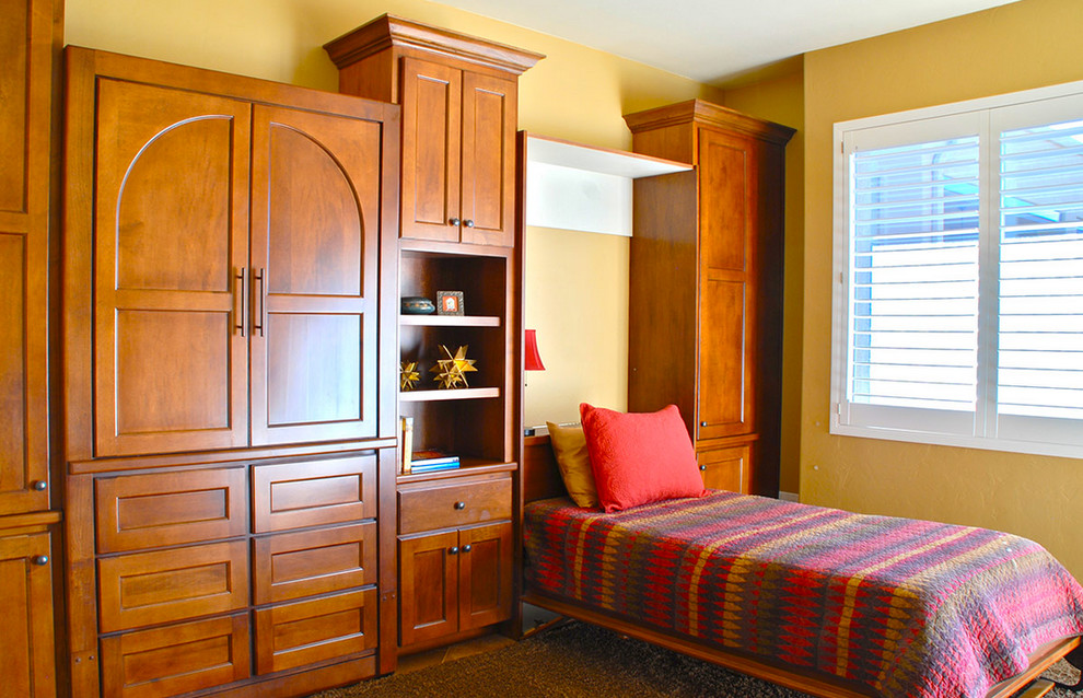 Imagen de habitación de invitados de estilo americano de tamaño medio sin chimenea con paredes amarillas y suelo de madera en tonos medios