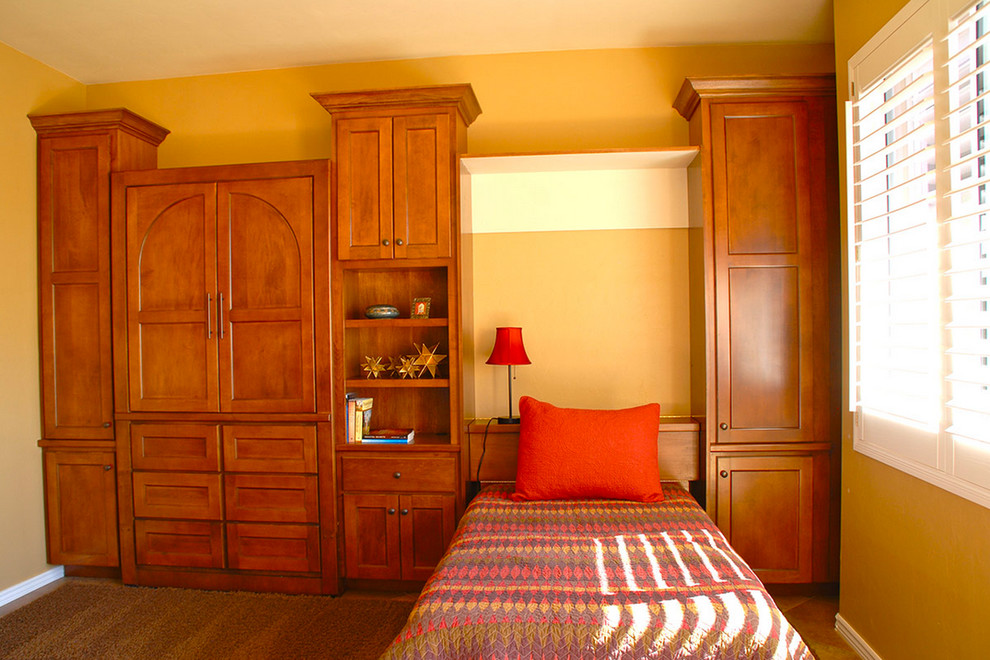 フェニックスにある中くらいなサンタフェスタイルのおしゃれな客用寝室 (黄色い壁、無垢フローリング、暖炉なし) のインテリア
