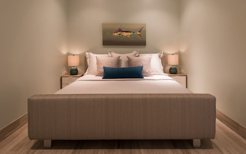 Mittelgroßes Modernes Hauptschlafzimmer ohne Kamin mit grauer Wandfarbe in Houston