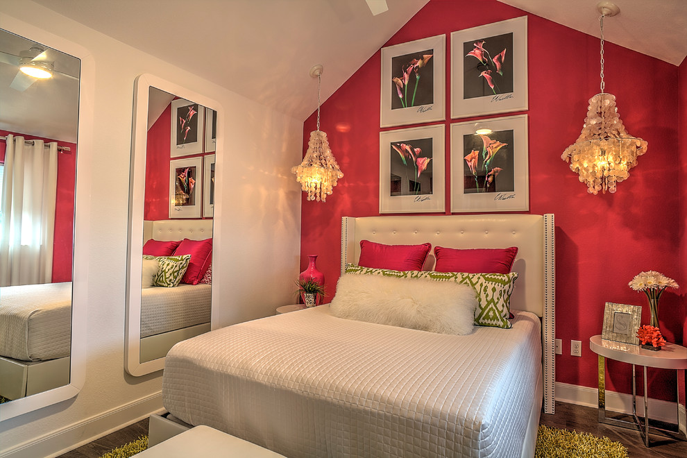 Свежая идея для дизайна: гостевая спальня (комната для гостей) в современном стиле с розовыми стенами и темным паркетным полом - отличное фото интерьера