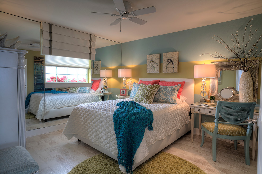 Стильный дизайн: гостевая спальня (комната для гостей) в современном стиле с разноцветными стенами и светлым паркетным полом - последний тренд