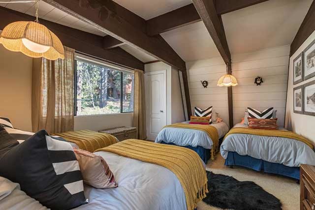 Свежая идея для дизайна: гостевая спальня среднего размера, (комната для гостей) в стиле фьюжн с бежевыми стенами, ковровым покрытием и желтым полом - отличное фото интерьера