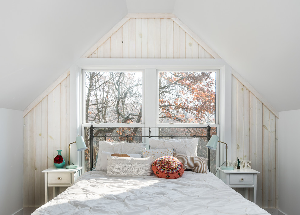 Cette photo montre une chambre d'amis nature avec un mur blanc et un sol en bois brun.
