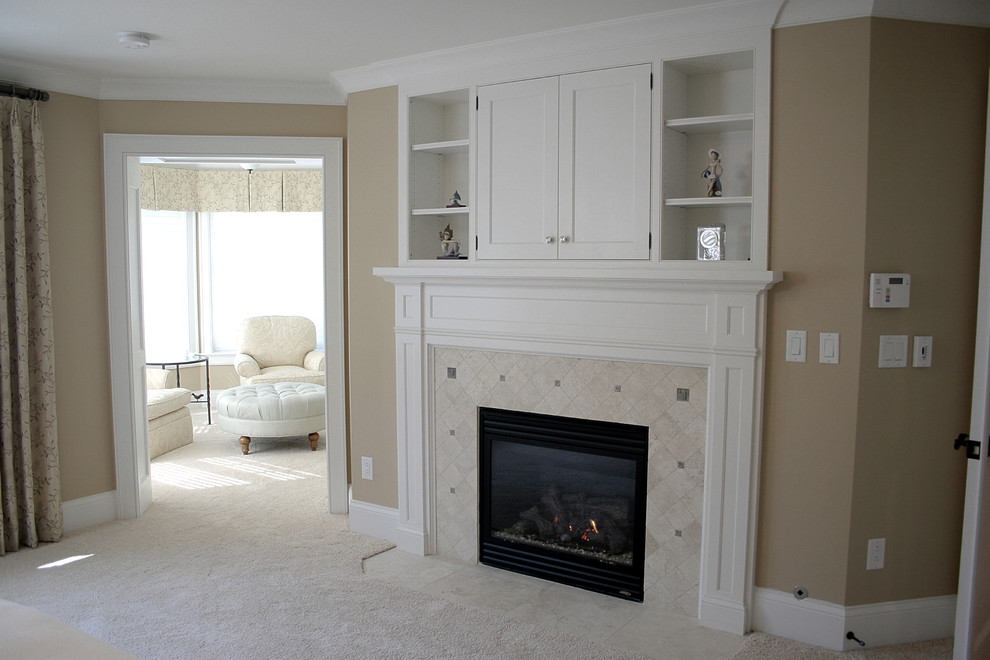 Cette photo montre une grande chambre chic avec un mur marron, une cheminée standard, un manteau de cheminée en carrelage et un sol blanc.