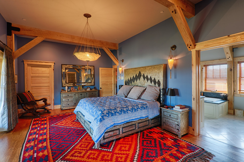 ボルチモアにある広いエクレクティックスタイルのおしゃれな主寝室 (青い壁、無垢フローリング) のレイアウト