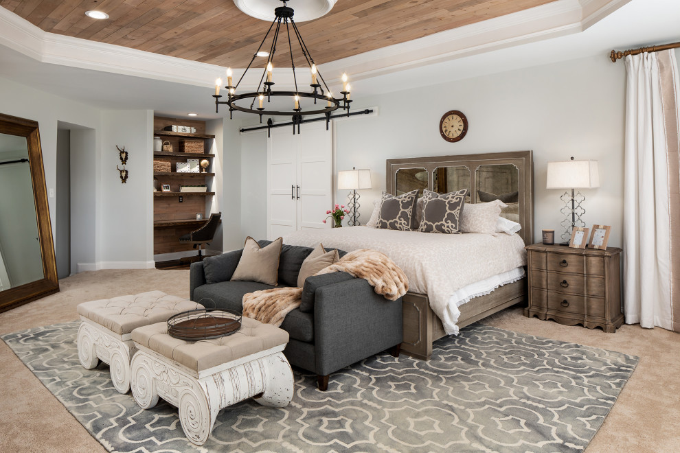 На фото: спальня в стиле неоклассика (современная классика) с белыми стенами, ковровым покрытием, бежевым полом, многоуровневым потолком и деревянным потолком