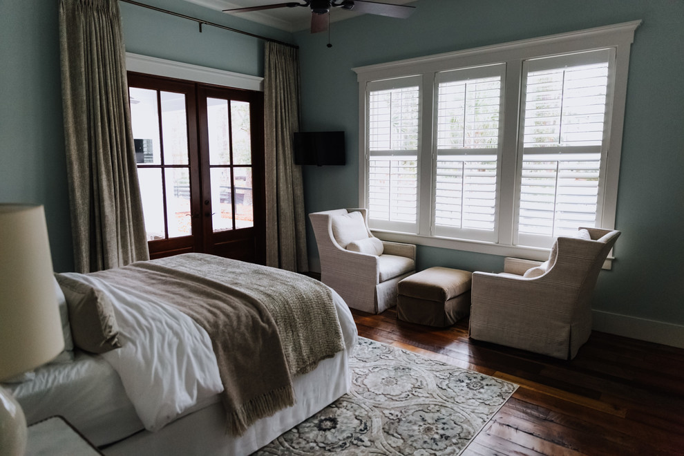 Diseño de habitación de invitados tradicional renovada de tamaño medio con paredes azules, suelo de madera en tonos medios y suelo marrón