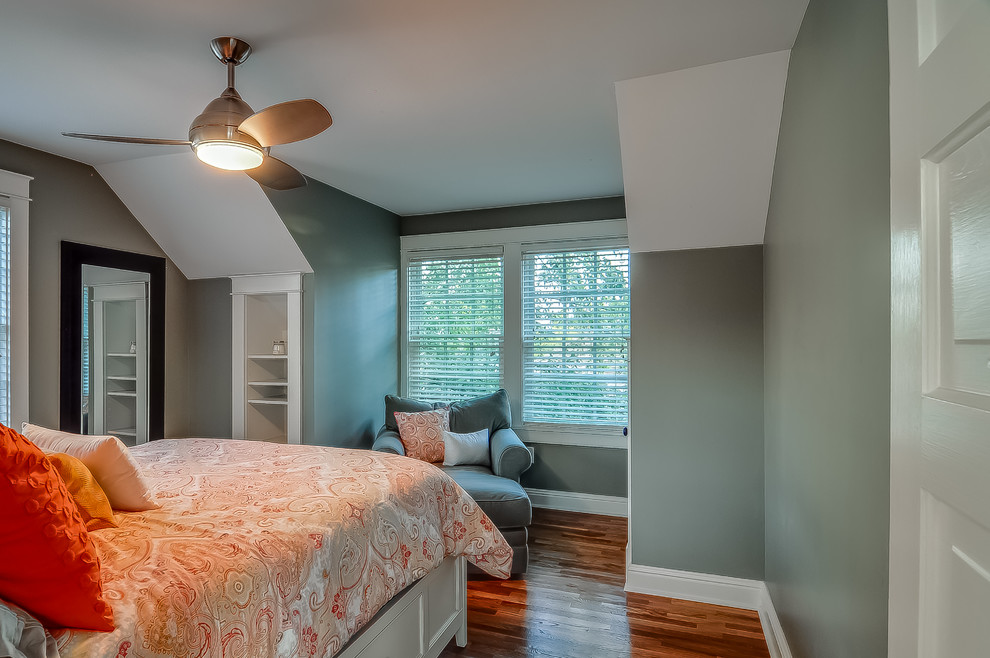 Imagen de habitación de invitados de estilo americano pequeña con paredes grises y suelo de madera en tonos medios