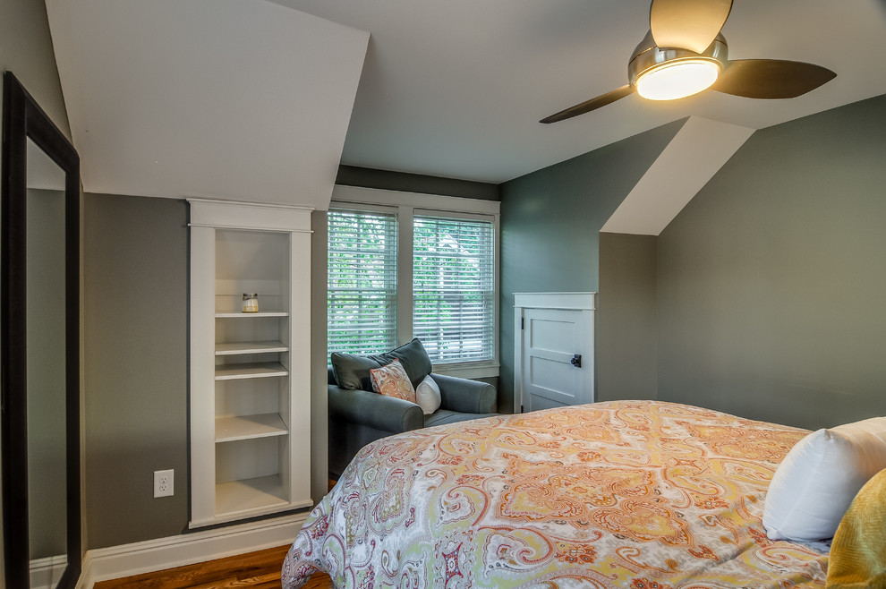 Foto de habitación de invitados de estilo americano pequeña con paredes grises y suelo de madera en tonos medios